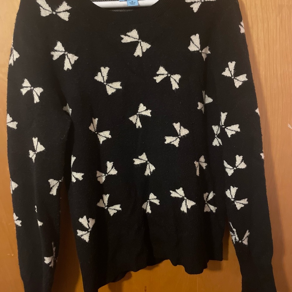 Chic Women’s Black Sweater with Cream Bow Pattern